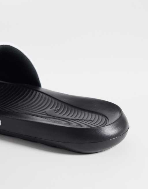Nike Victori One slippers in zwart en wit, 4 van 4