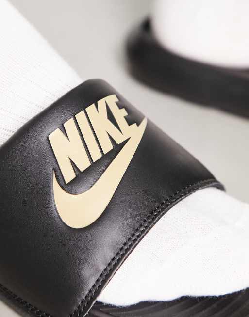 Nike – Victori One – Svarta tofflor med roséguldig logga, 2 av 4