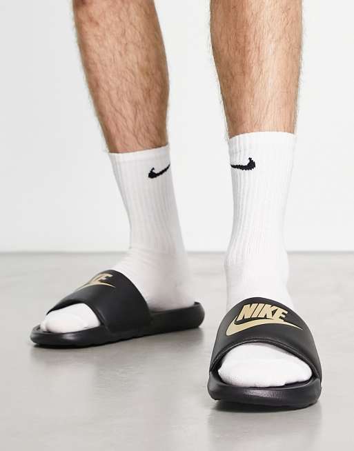 Nike – Victori One – Svarta tofflor med roséguldig logga, 3 av 4