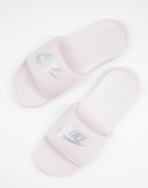 Nike Victori Slider in Baby Perlrosa