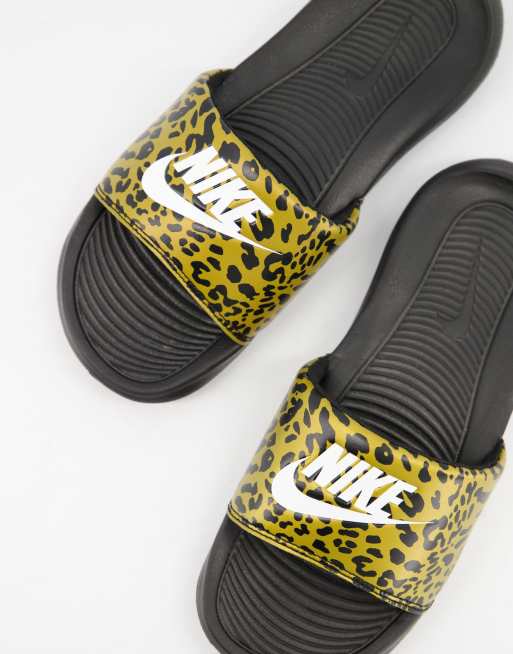 Nike Victori Slider mit braunem Leopardenmuster ASOS