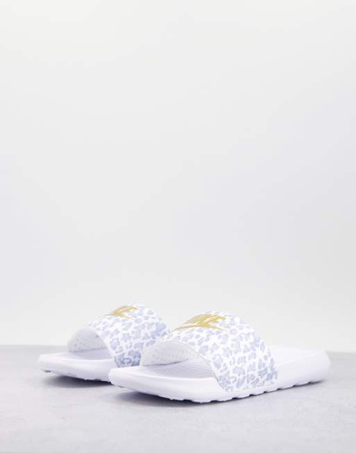 Nike - Victori - Sliders bianche con stampa leopardata e logo Nike color oro