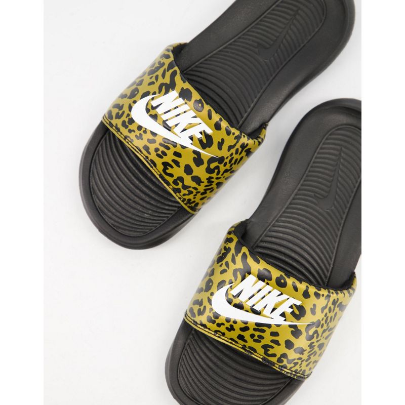 Activewear Scarpe Nike - Victori - Sliders con logo e stampa leopardata marrone