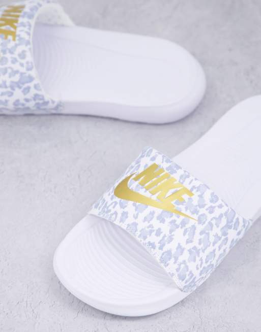 Nike - Victori - Sliders i hvidt leopardprint med guldfarvet swoosh, 3 af 4