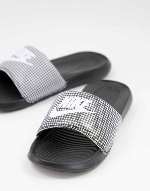 Nike - Victori - Slippers in grijs met gingham ruit
