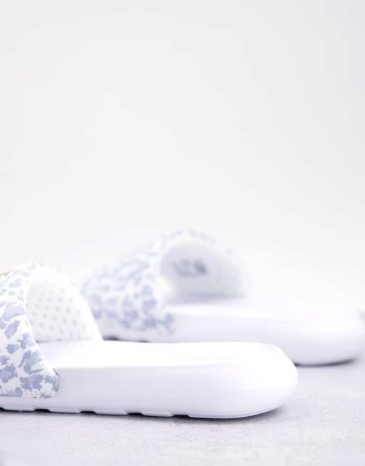 Nike - Victori - Slippers in witte luipaardprint met goudkleurige swoosh, 4 van 4