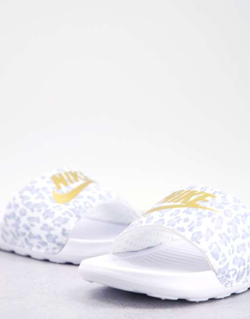 Nike – Victori – Vita, leopardmönstrade tofflor med guldfärgad logga, 2 av 4