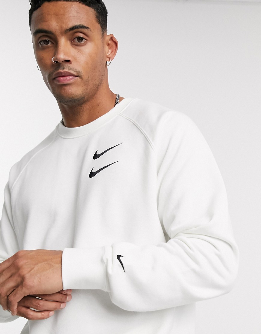 Nike – Vit sweatshirt med rund halsringning och Swoosh-logga