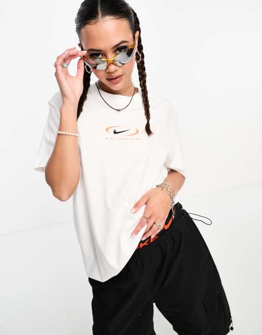 Nike – Vit t-shirt i boyfriend-modell med swoosh-logga