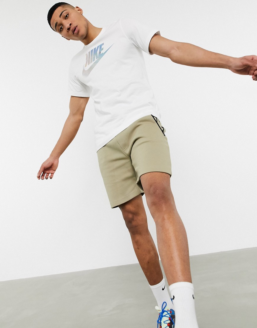 Nike - Vit t-shirt i festivalmodell med holografisk logga