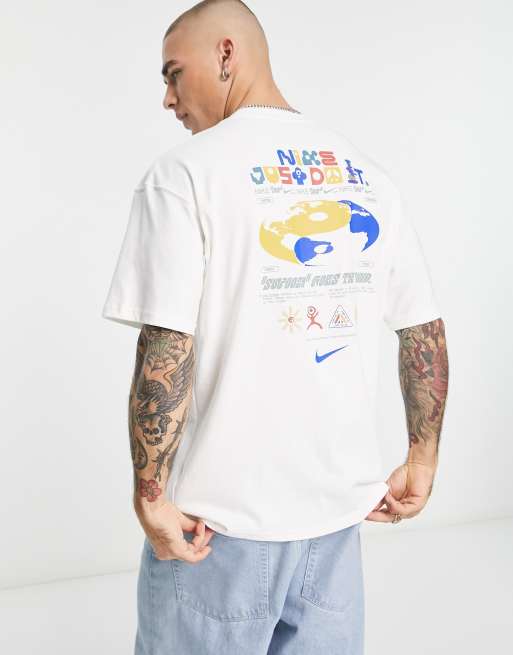 Nike – Vit t-shirt i oversize med tryck baktill