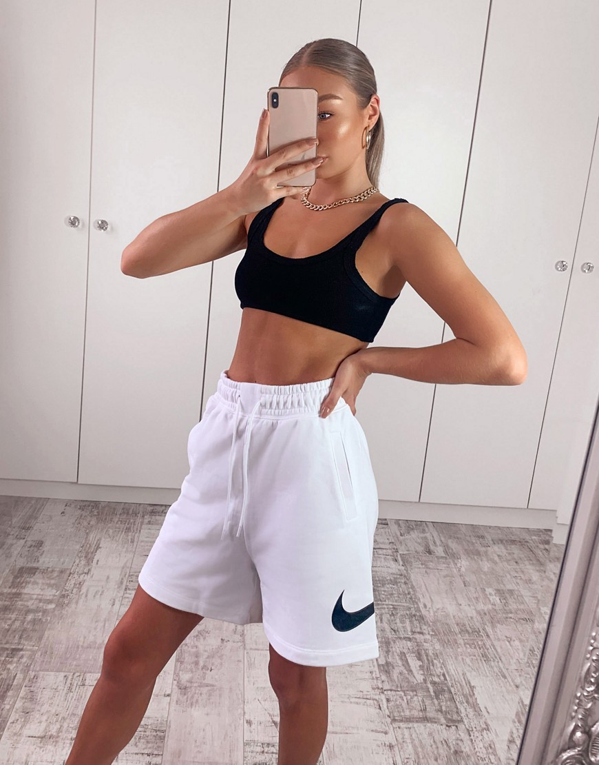 Nike – Vita longline-shorts med hög midja och Swoosh-logga