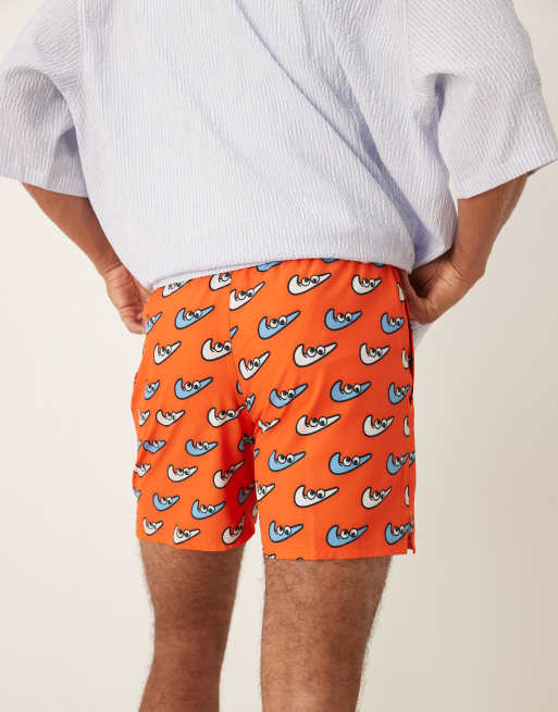 Nike – Volley – Badeshorts in Orange mit Multiprint, 5 Zoll Schrittlänge, 4 von 4