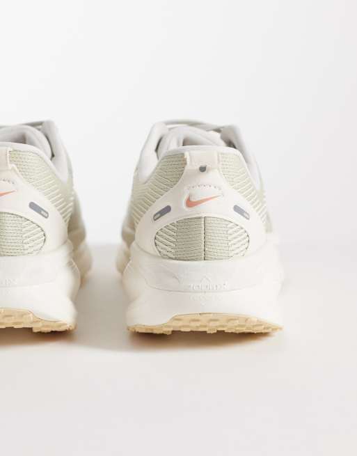 Nike Vomero 18 sneakers in cream and metallic silver, 2 of 5