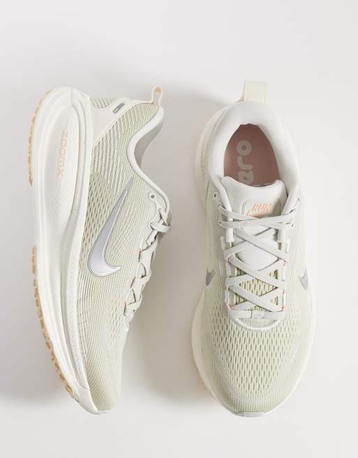 Nike Vomero 18 sneakers in cream and metallic silver, 3 of 5