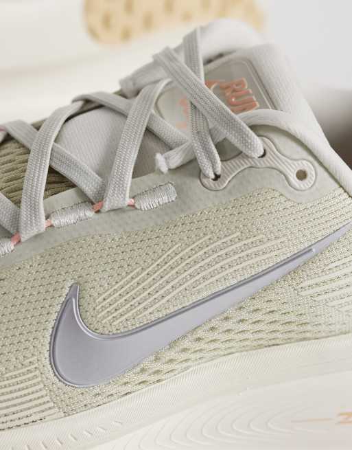 Nike Vomero 18 sneakers in cream and metallic silver, 4 of 5
