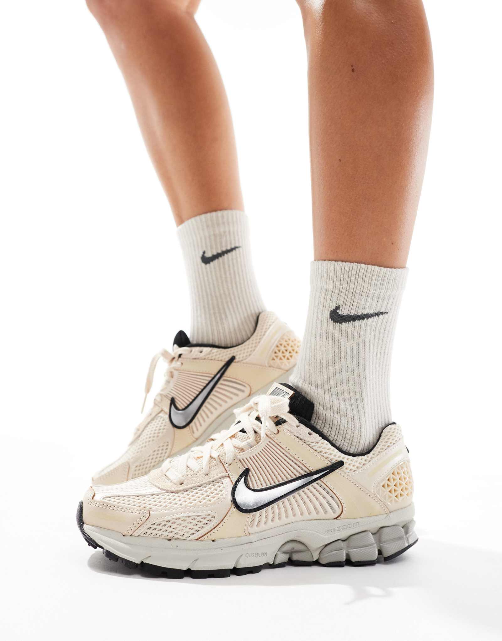 Кроссовки Nike Vomero 5 бежевого, темно-белого и серебристого цветов