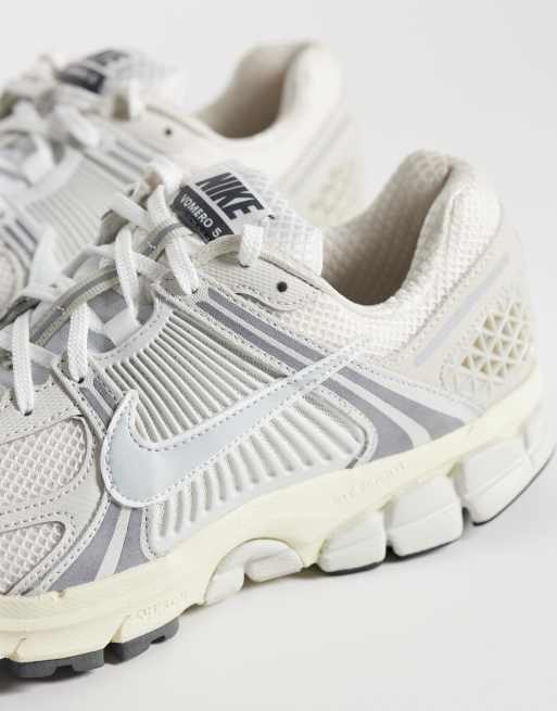 Nike - Vomero 5 - Sneakers in wit en lichtgrijs, 3 van 5