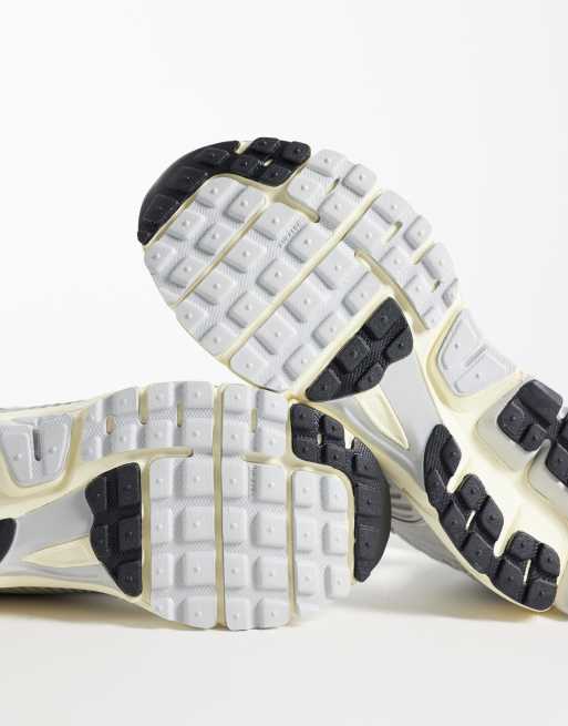 Nike – Vomero 5 – Szaro-białe chromowane buty sportowe, 5 z 5