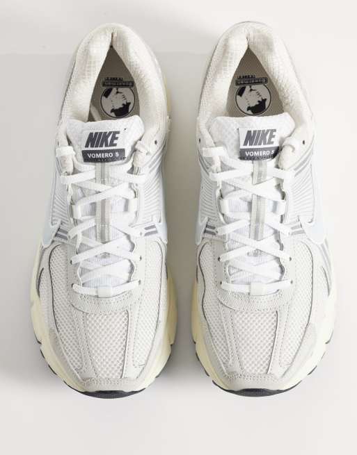 Nike Vomero 5 trainers in white and light grey, 2 of 5