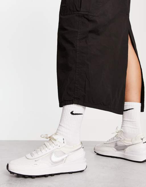 Nike – Waffle One – Białe skórzane buty sportowe ze srebrnym akcentem