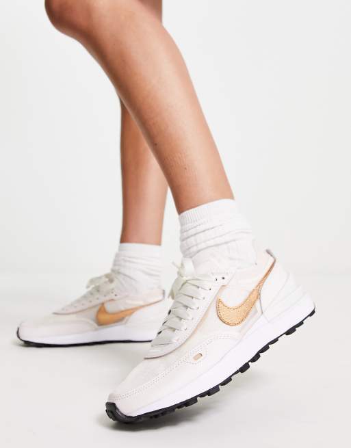 Nike store heel trainers