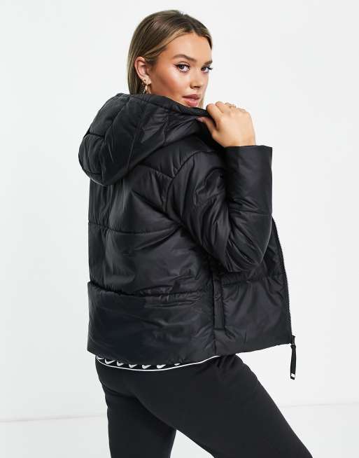 Nike – Wattierte Jacke in Schwarz mit Kapuze und Logo-Zierstreifen, 2 von 4