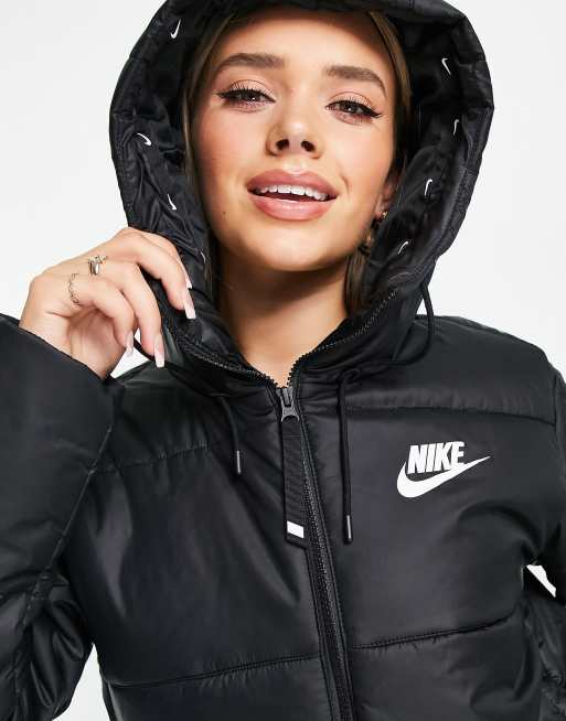 Nike – Wattierte Jacke in Schwarz mit Kapuze und Logo-Zierstreifen, 3 von 4