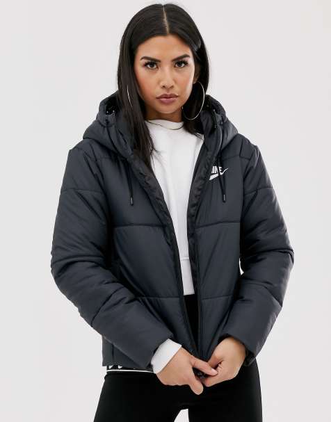 Nike – Wattierte Jacke in Schwarz