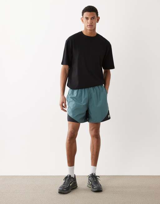 Nike – Windrunner – Leichte Shorts aus Webstoff in Grau, 2 von 5
