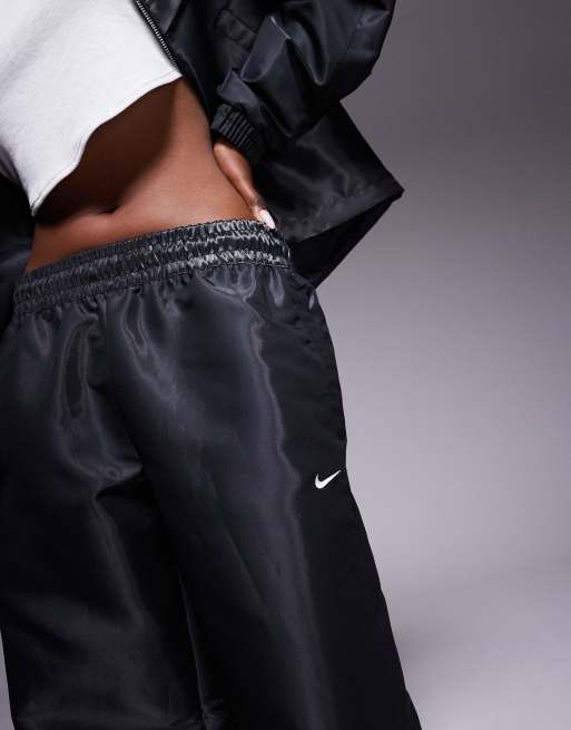 Nike – Windrunner Liquid – Svarta, glansiga träningsbyxor, 2 av 5