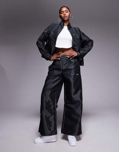 Nike - Windrunner - Sorte skinnende træningsbukser med flydende look - view 1