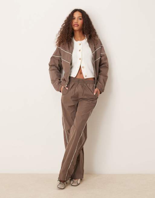 Nike windrunner trackpant in brown