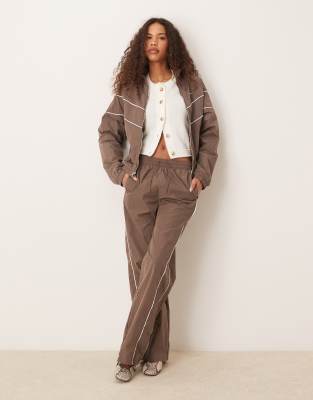 windrunner trackpants in brown-Gray