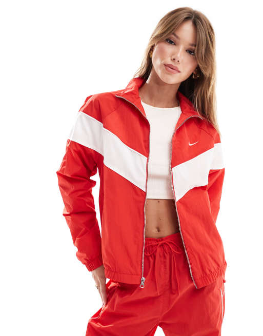 Nike Trend Sportjacke und Hose aus rotem Webstoff ASOS