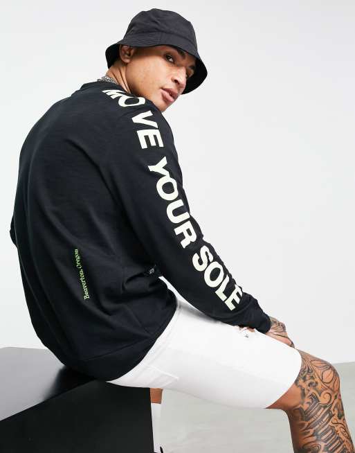 edderkop fordrejer Forladt Nike World Tour Pack graphic print long sleeve t-shirt in black | ASOS