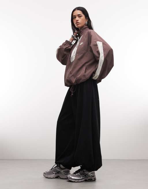 Nike woven running jacket in brown, 2 of 4