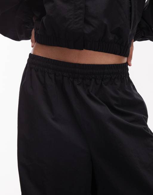 Nike woven straight leg trousers in black, 4 of 5