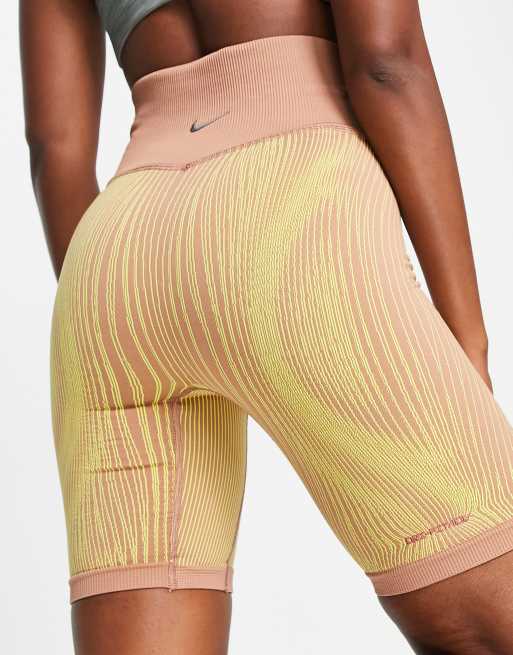 Nike Yoga ADV Short moulant taille haute en Dri FIT Rose