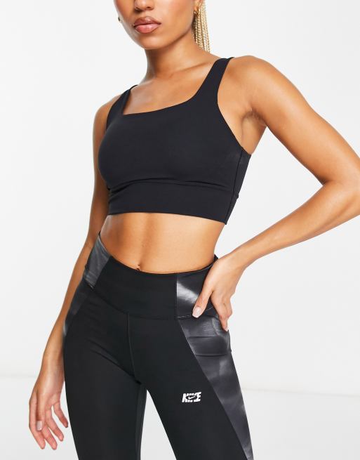 Nike Yoga – Alate Eclipse – Czarny biustonosz sportowy z paseczkami z niskim wsparciem
