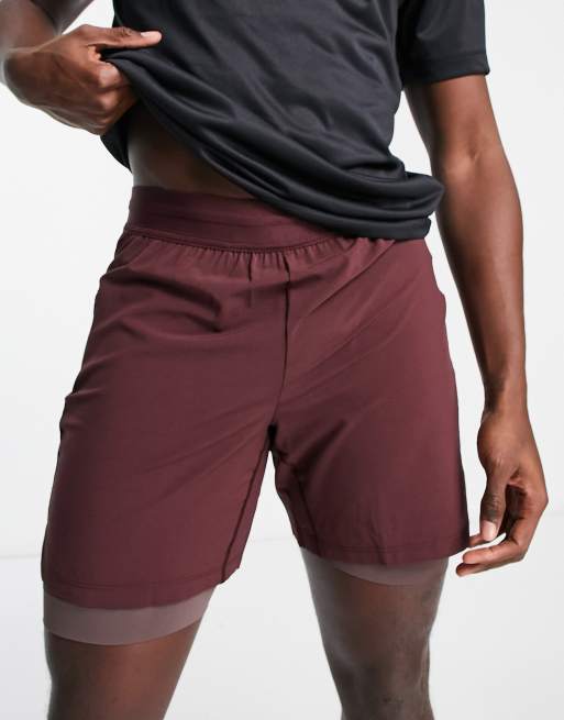 Nike – Yoga – Dri-FIT – Mörkröda vävda 2-i-1-shorts