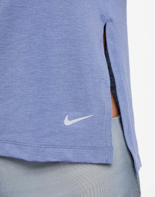Nike - Yoga Essentials Dri-FIT - T-shirt blu diffuso con spacco laterale, 2 di 4