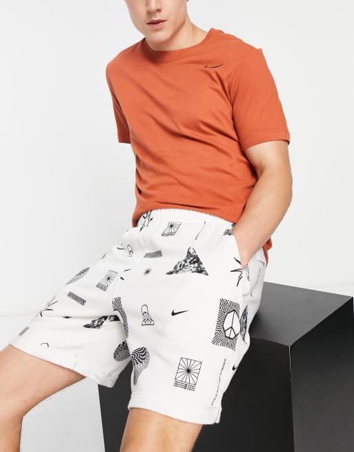 Nike Yoga – Festival – Bawełniane szorty w kolorze złamanej bieli z grafiką