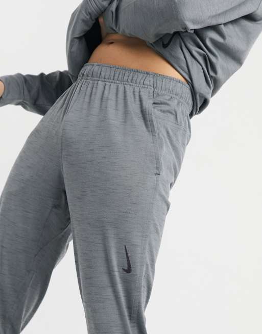 Nike – Yoga Hyperdry – Fleece-Jogginghose in Grau, 3 von 4