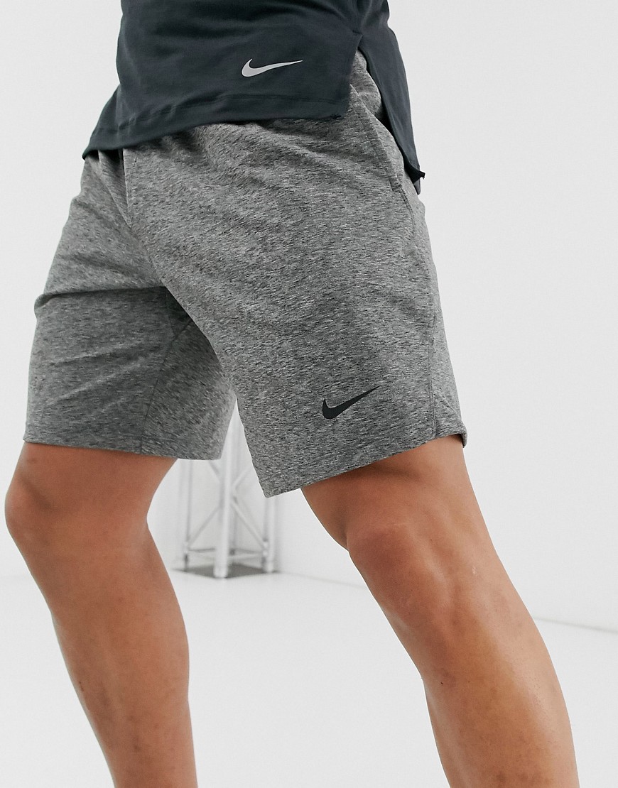 Nike Training - Nike yoga - pantaloncini grigio scuro-nero