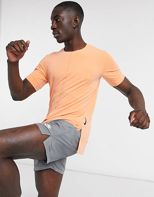 Nike Yoga – Pomarańczowy T-shirt z szybkoschnącego materiału
