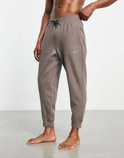 Nike – Yoga Restore Dri-FIT – Stenfärgade mjukisbyxor i fleece