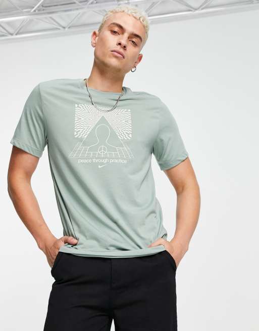 Nike Yoga - T-shirt met grafische opdruk in mintgroen