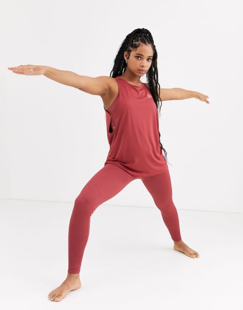 Nike – Yoga-Tanktop in Rosa