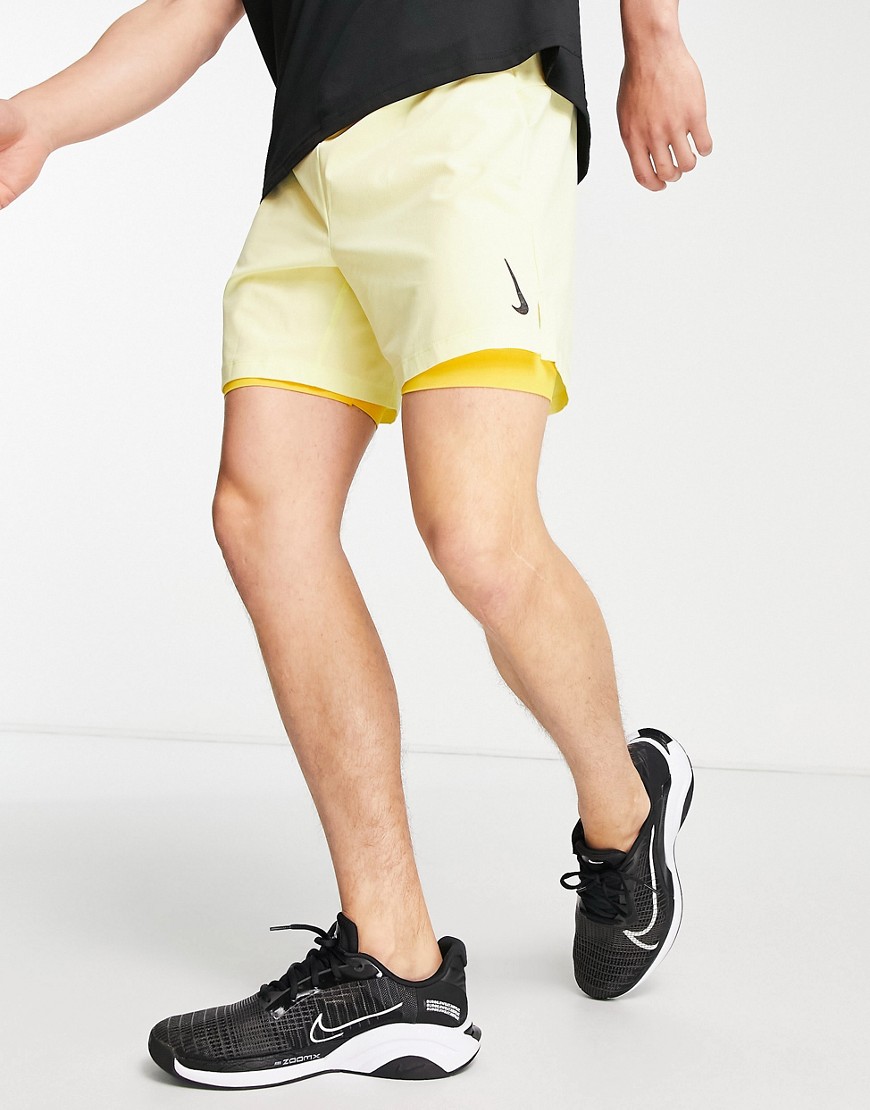 Nike Yoga - Vævede Citrongule 2-I-1 Shorts